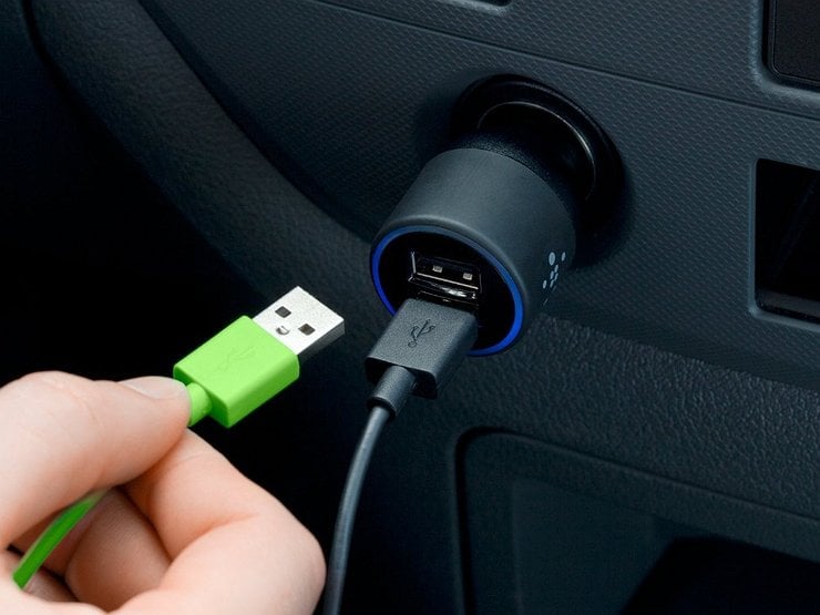 Безопасно ли заряжать телефон в машине? К зарядке от прикуривателя следует отнестись с умом. Фото.