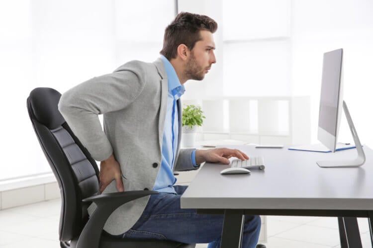 Как пользоваться гаджетами и при этом сохранить здоровье? Сидеть за рабочим место необходимо с прямой спиной. Фото.
