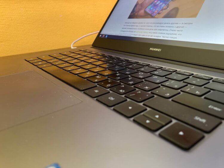 Почему я выбрал ноутбук от Huawei. От такой клавиатуры не устают пальцы, наоборот, от нее невозможно оторваться. Фото.