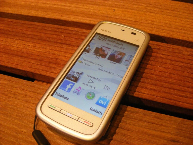 Особенности Nokia 5230. У 5228 были яркие цвета корпуса — этим он мне нравился больше. Фото.