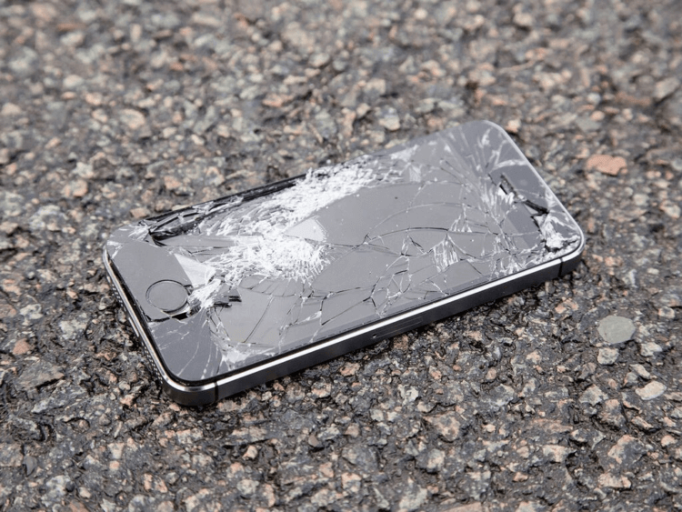 Повреждение батареи смартфона после падения. Если не уверены в своих силах, то лучше носить смартфон в крепком чехле. Фото.