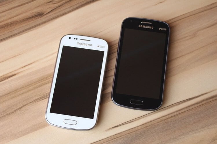 Самый популярный цвет смартфона. Черный и белый — самые популярные цвета смартфонов. Фото.