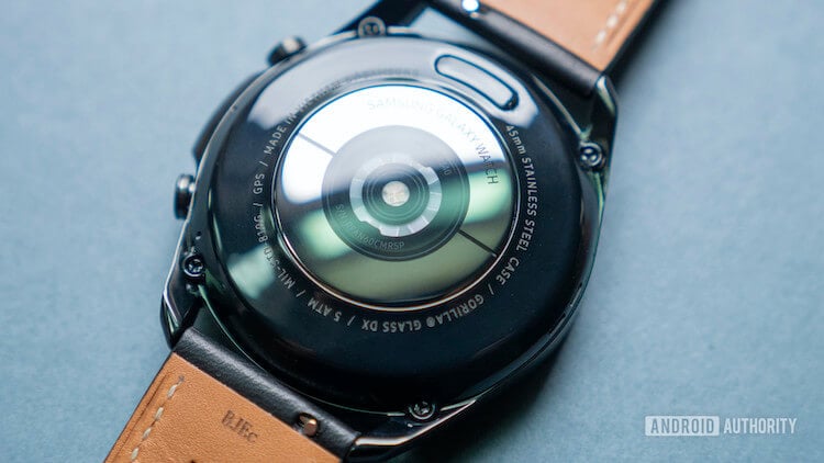 Чем Galaxy Watch 4 отличаются Watch 4 Classiс. Один датчик новых часов может собирать массу показателей тела. Фото.