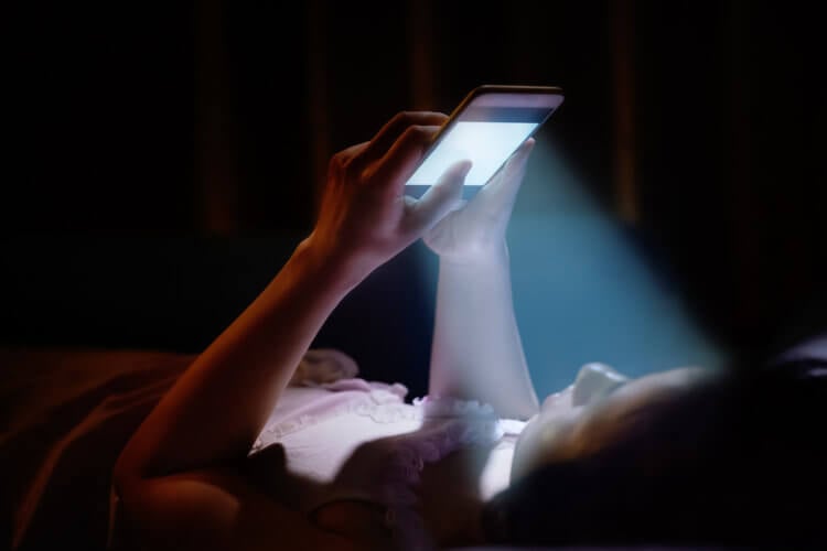 Влияние смартфона на сон. Синий свет мешает вашим внутренним ритмам. Фото.