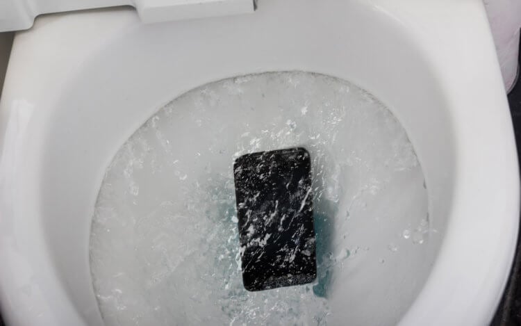Почему нельзя брать смартфон в туалет. Почему лучше не брать телефон в туалет? Фото.