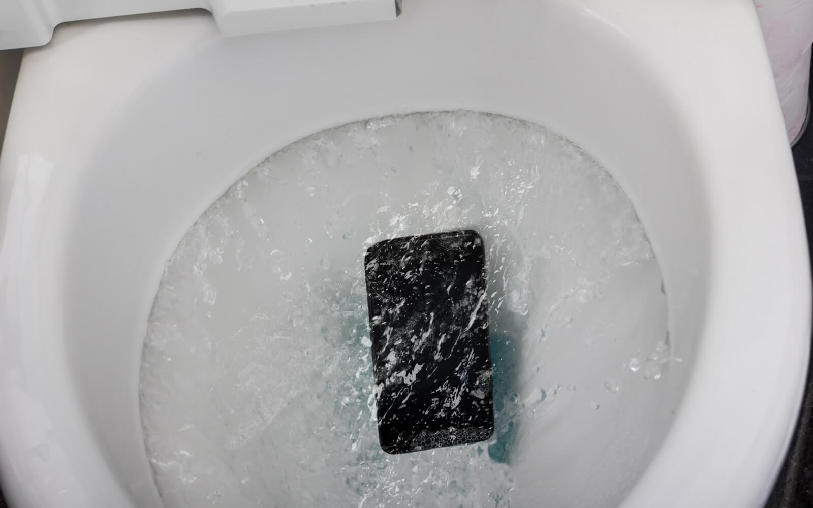 Почему нельзя брать смартфон в туалет