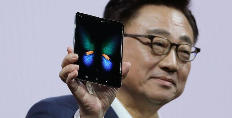 На чем сейчас зарабатывает Samsung. Samsung первой представила складной телефон. Теперь она производит дисплеи для всех подобных устройств. Фото.