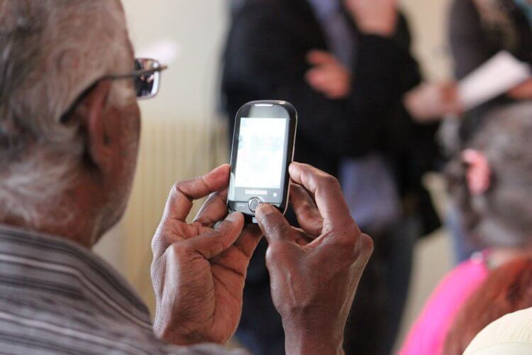 Телефон с кнопками для пожилых людей. Когда постарею, обязательно приобрету телефон с QWERTY. Фото.