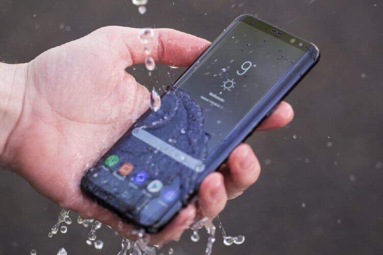 Что не так с водонепроницаемостью. Купили смартфон с защитой от воды? Повезет, если она вам никогда не пригодится. Фото.