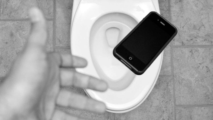 Почему нельзя брать смартфон в туалет. Путешествие смартфона в небытие может произойти именно так. Фото.