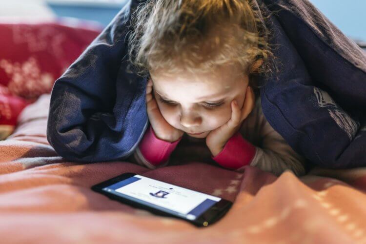Как научить ребенка пользоваться телефоном. Не спешите дарить ребенку собственный смартфон. Фото.
