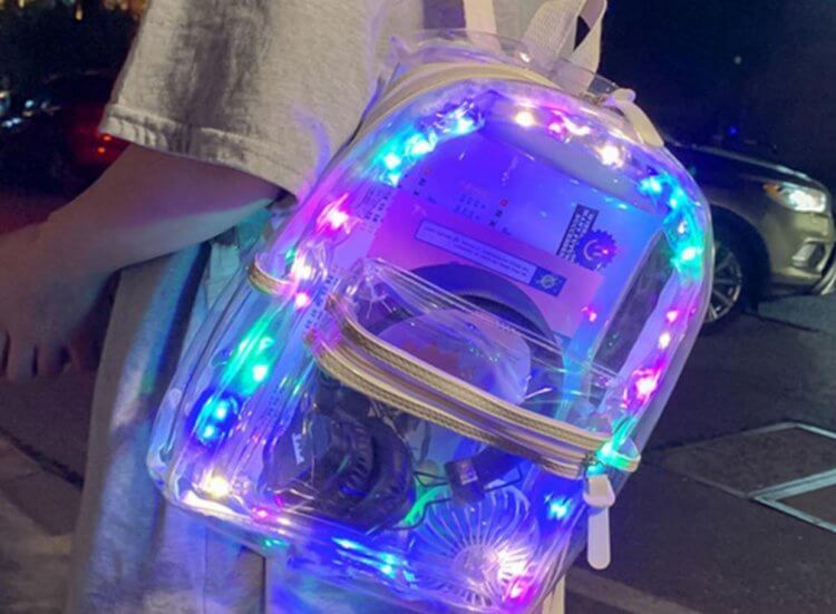 Необычный светящийся рюкзак. С таким рюкзаком с вашим ребенком на переходе точно ничего не случится. Фото.