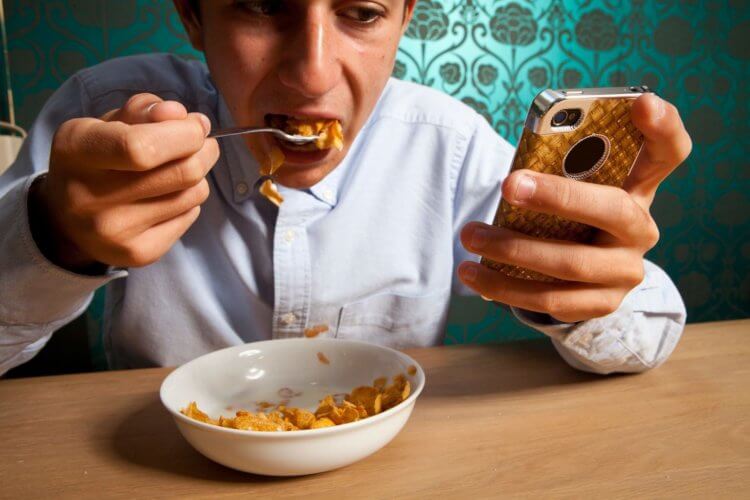 Почему появляются вредные привычки. Сидеть в телефоне во время еды — очень вредно. Фото.