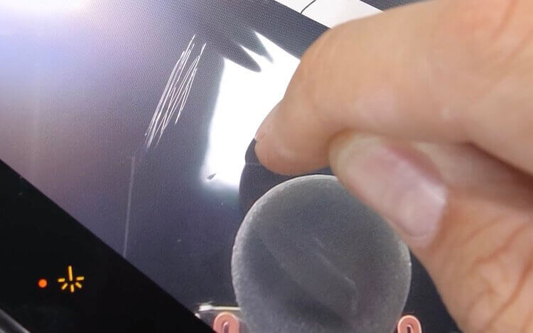 Легко ли сломать Galaxy Z Fold 3. Внутренний экран можно поцарапать ногтем. Фото.