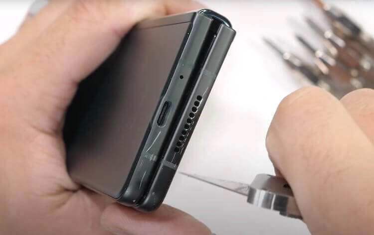 Легко ли сломать Galaxy Z Fold 3. Ножом поцарапать боковые грани можно. Фото.