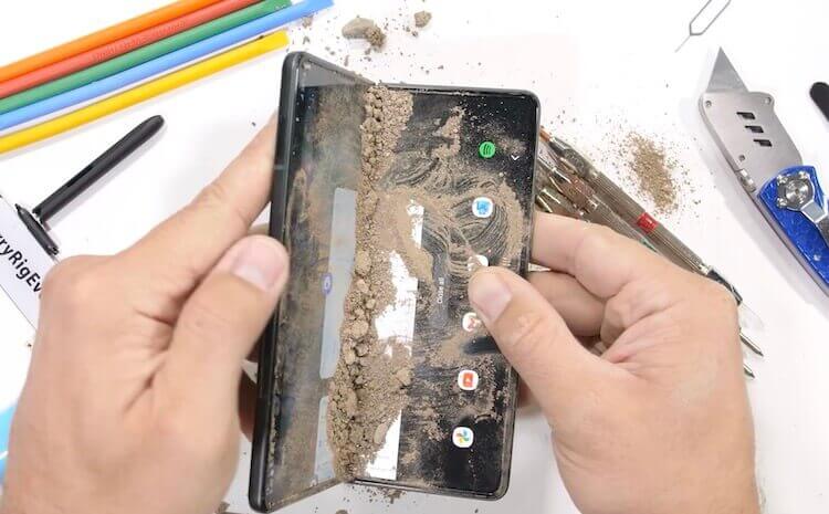 Легко ли сломать Galaxy Z Fold 3. Мало кто будет так делать, но телефон не перестанет работать сразу. Фото.
