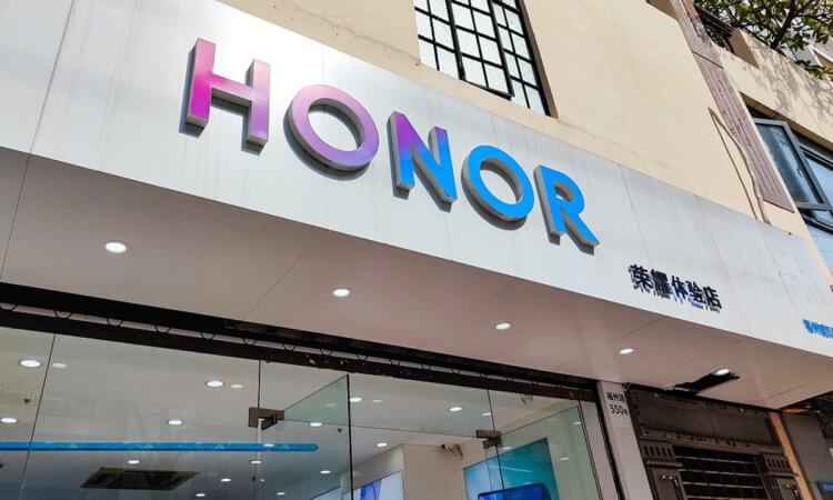 Не помогло: США наложат санкции на Honor, несмотря на отделение от Huawei. На Honor скорее всего тоже наложат санкции. Фото.