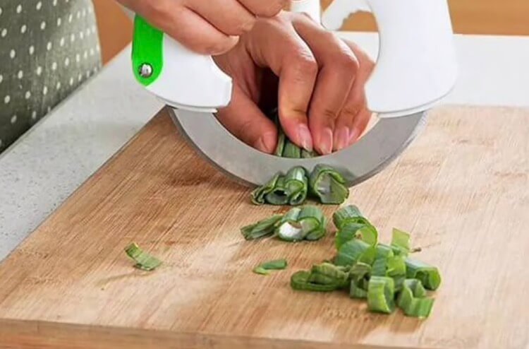 Круглый нож для кухни. Интересное переосмысление идеи привычного ножа. Фото.