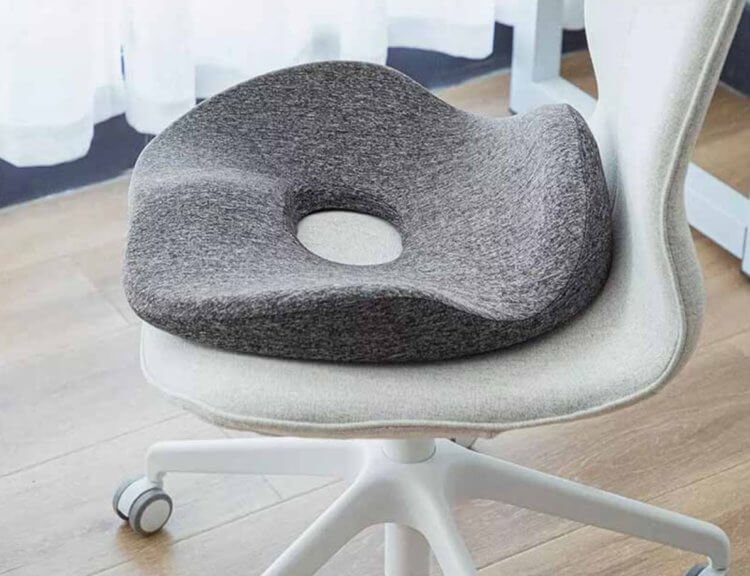 Подушка Xiaomi для кресла. Подушка Xiaomi поможет поудобнее устроиться в кресле или на стуле. Фото.