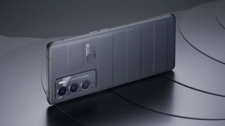 Что купить вместо iPhone 13 Pro. Realme GT Master Edition — один из самых недорогих смартфонов с экраном 120 Гц. Фото.