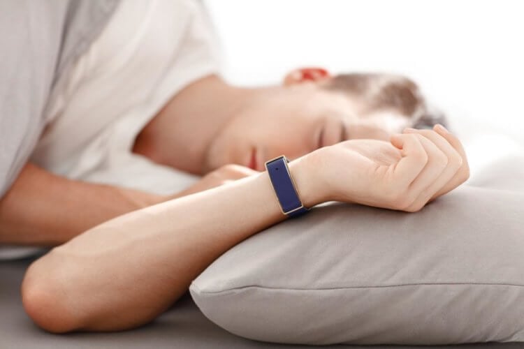 Как умные часы отслеживают сон. Данные, полученные с часов или браслета, помогают выработать привычку вовремя ложиться спать. Фото.