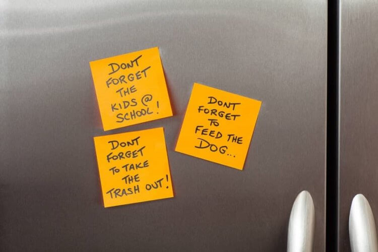 Почему важно записывать свои планы. Пора избавляться от стикеров на холодильнике. Фото.