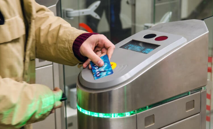 Как платить бесконтактно часами без НФС. Скорее всего, NFC Pay Strap будет работать примерно так же, как карта «Тройка» для оплаты проезда в метро. Фото.
