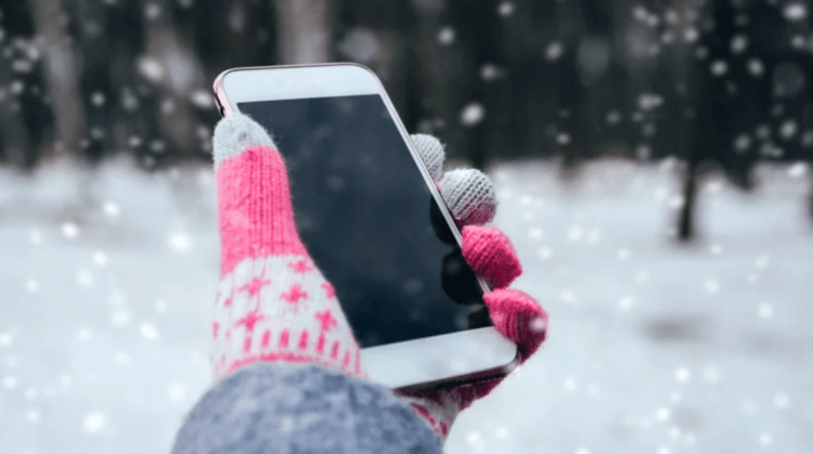 Можно ли пользоваться телефоном на холоде. В морозную погоду смартфон лучше держать во внутреннем кармане куртки. Фото.