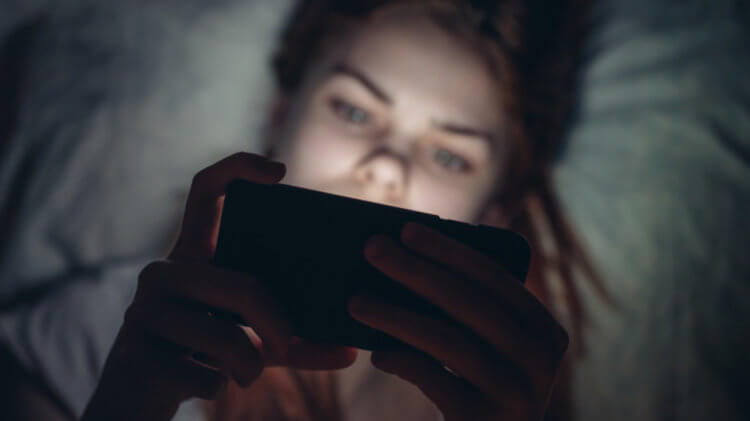 Вреден ли свет от смартфона. Засыпать со смартфоном — привычка, которая есть у многих. Фото.