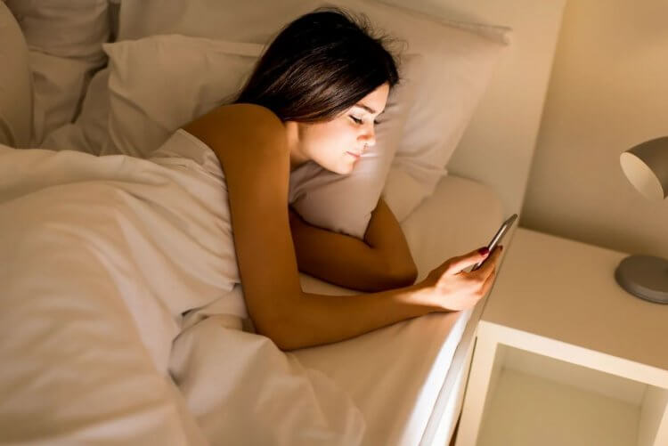 Почему нельзя пользоваться телефоном перед сном. Синий свет вредит вашему сну, уберите телефон подальше от себя во время сна. Фото.