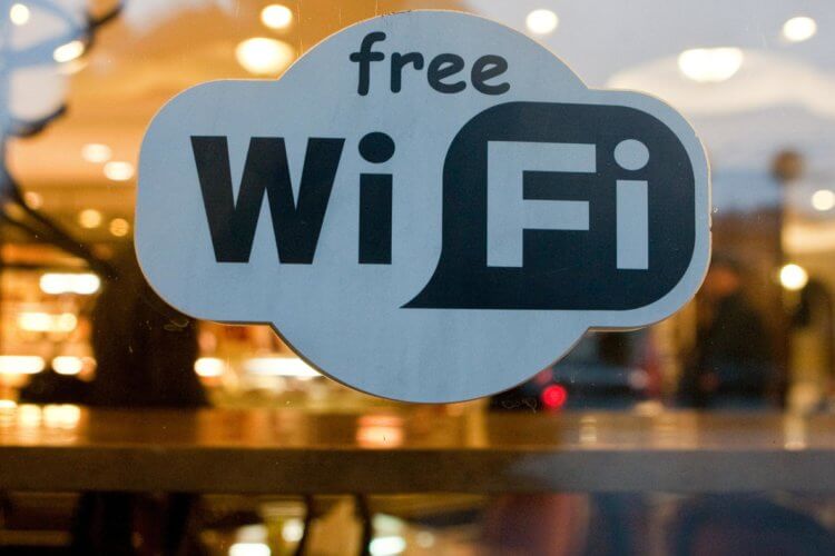 Чем опасен публичный Wi-Fi. Публичные точки доступа не отличаются безопасностью. Будьте внимательны. Фото.