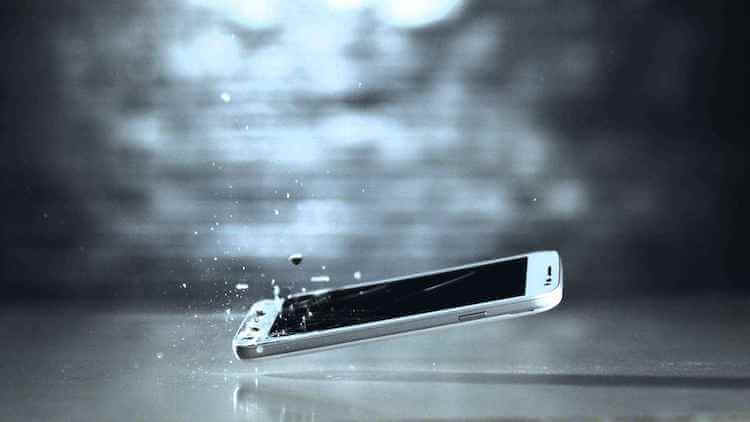 Что будет, если уронить телефон с высоты больше 1 метра. Падение телефона неприятно само по себе. Но даже если он не разбился, это может иметь отложенные последствия. Фото.