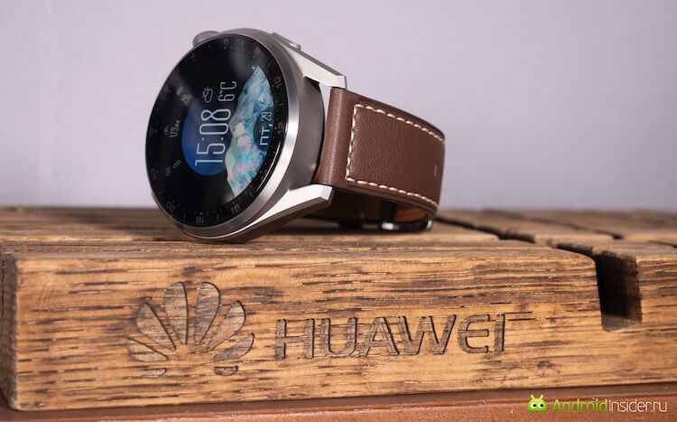 Чем хороши новые часы Huawei Watch 3 Pro. Часы довольно массивные. Когда надеваешь их на руку, чувствуется, что надел часы, а не дешевый пластиковый браслет. Фото.
