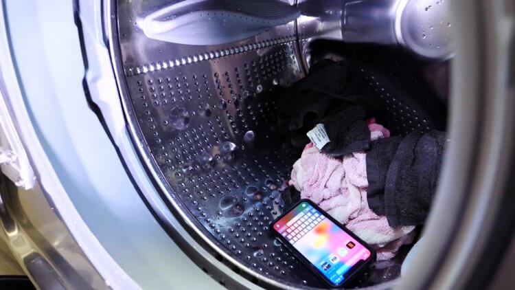 В телефон попала вода. Тщательно проверяйте карманы брюк перед стиркой. Фото.
