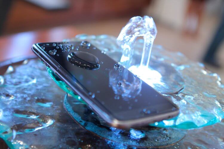 Смартфон упал в воду. Если телефон упал в воду, то ему стоит дать высохнуть. Фото.