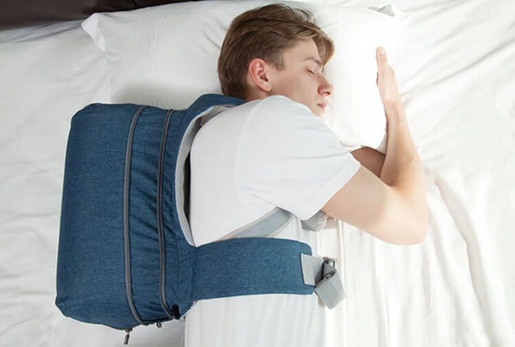 Как научиться спать на боку. Этот рюкзак поможет вам лишний раз не поворачиваться на спину, чтобы снова не начать храпеть. Фото.