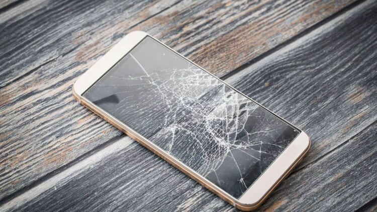 Почему телефон сам нажимает экран. Не стоит пользоваться телефоном с разбитым стеклом. Фото.