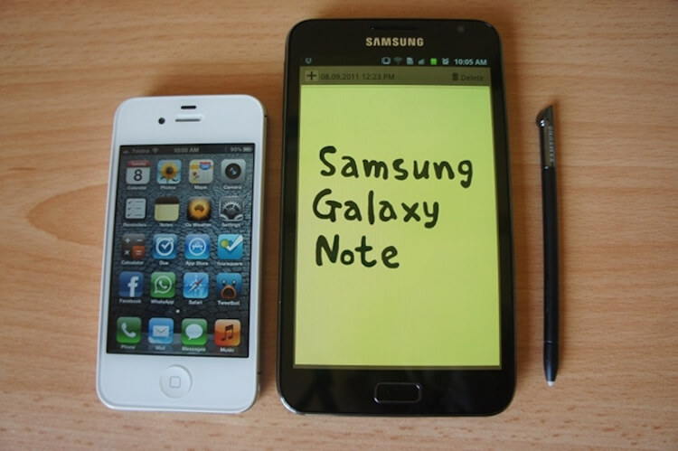 Большие телефоны. Так Galaxy Note выглядел на фоне iPhone 4. Фото.