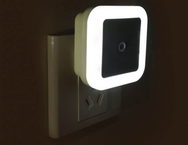 Универсальный светильник для дома. Утилитарное решение, не требующее интеграции в умный дом. Фото.