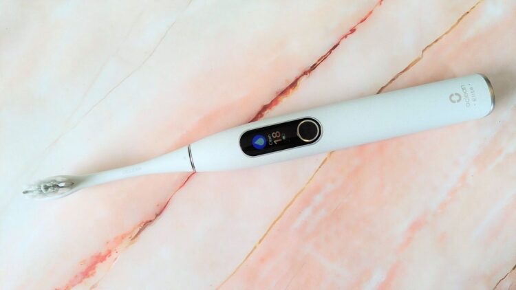 Зубная щетка