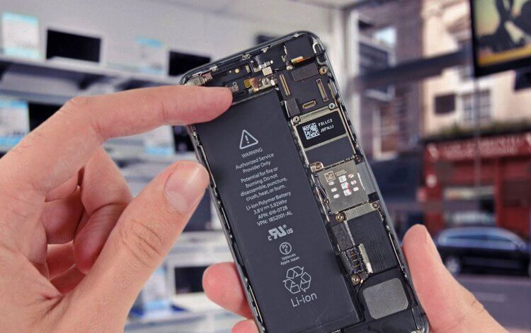 Несъемный аккумулятор в телефоне. В современных смартфонах нужно разобрать половину устройства, чтобы снять аккумулятор. Фото.