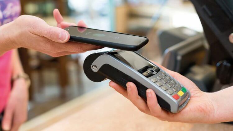 Виртуальная карта на телефоне. Пользоваться только оплатой NFC — плохая идея. Держите под рукой пластиковые карты и наличные. Фото.