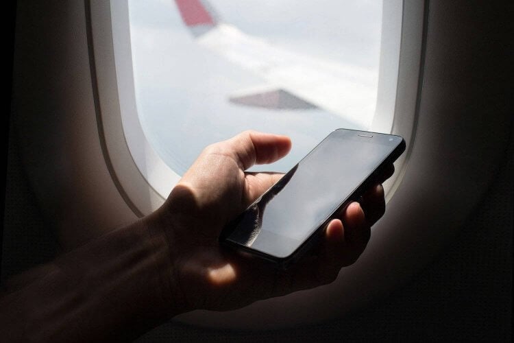 Зачем отключать телефон в самолете. Сели в самолёт — отключайте телефон и наслаждайтесь полётом. Фото.