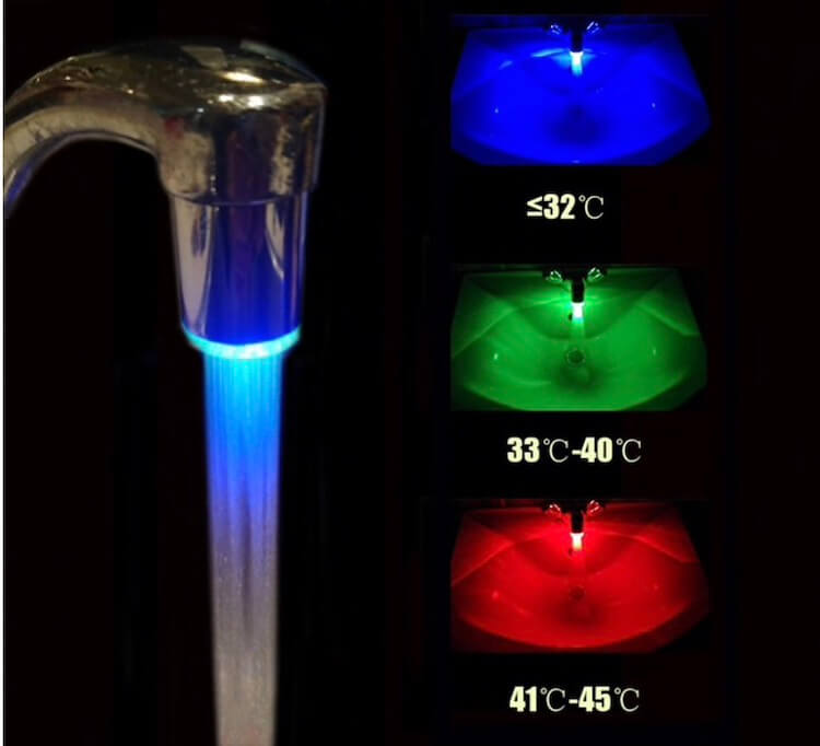 Насадка для крана с подсветкой. Три варианта цвета для разной температуры воды. Фото.