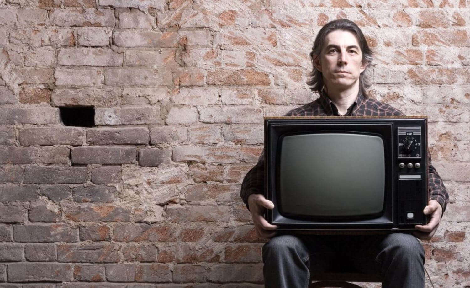 Телевизор сиди дома. Человек телевизор. Фотосессия с телевизором. Человек держит телевизор. Ручной телевизор.