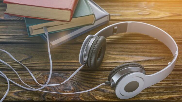 Что такое аудиокнига. Аудиокниги намного удобнее обычных книг. Фото.