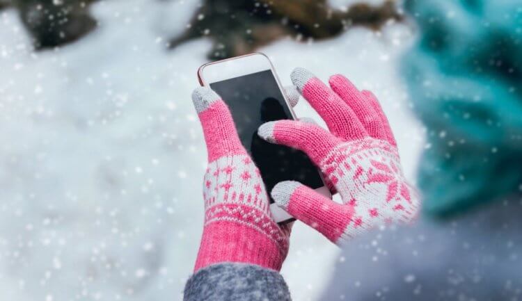 Как мороз влияет на аккумулятор телефона. Пореже доставайте телефон на морозе. Фото.