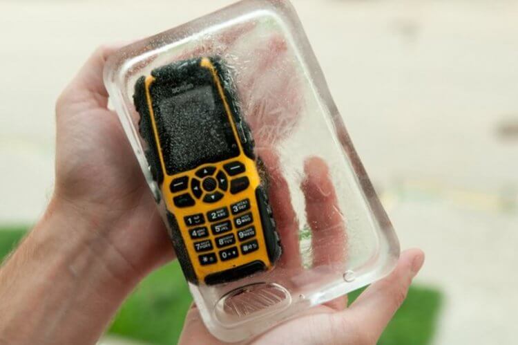 Незамерзающий смартфон. Противоударный телефон во льду — обычное явление. Фото.