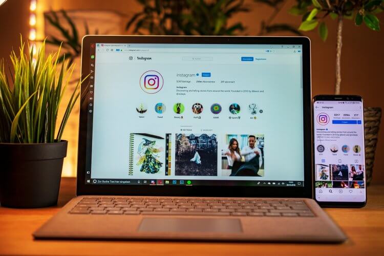 Приложения для социальных сетей. Instagram на экране ноутбука — это не самое удобное решение. Фото.
