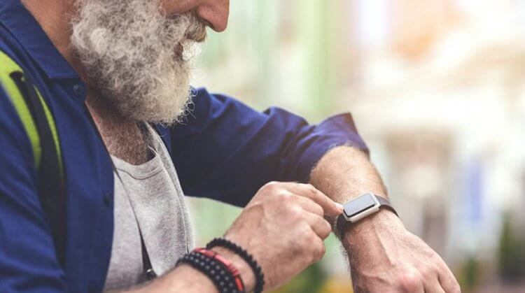 Фитнес-браслет для пожилых. Возможно, людям в возрасте больше подходят умные часы? Фото.
